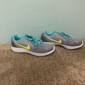 BRAND NEW NIKE WOMENS SHOES - size 7